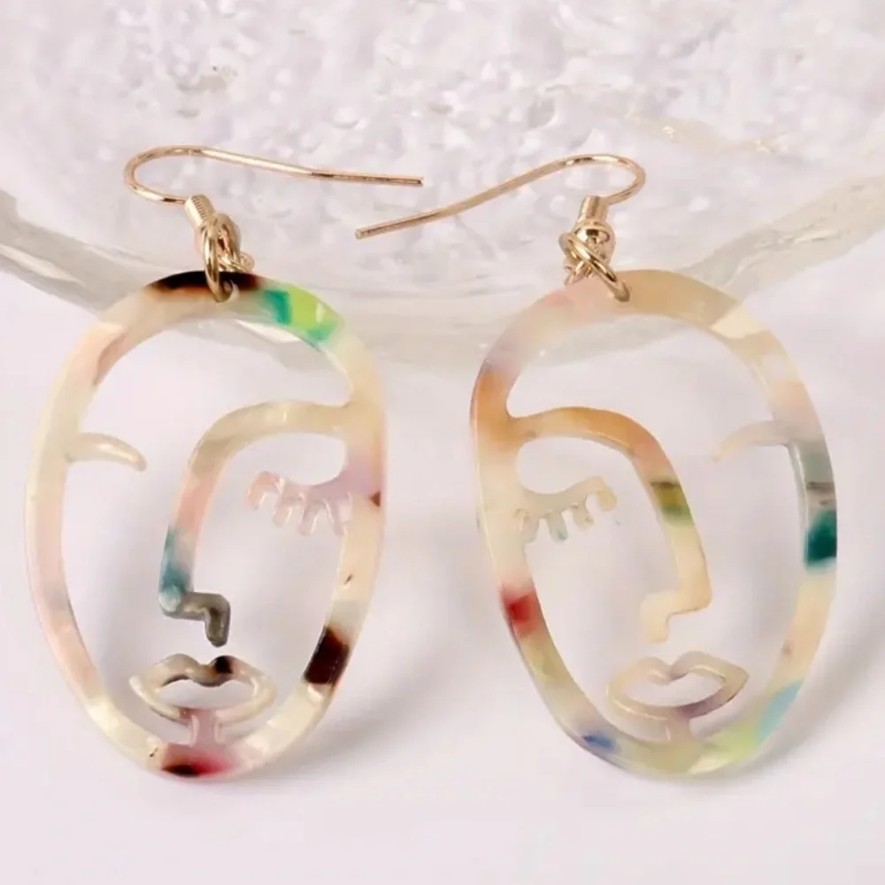 Elegant Face Shaped Art Deco Earrings: Timeless Style - Picture 4 of 8